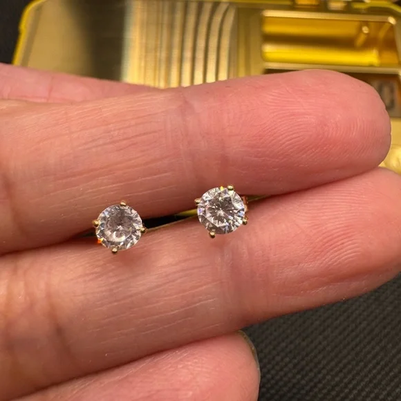 REAL 18K SAUDI GOLD MOISSANITE STUD EARRINGS - Picture 2 of 6